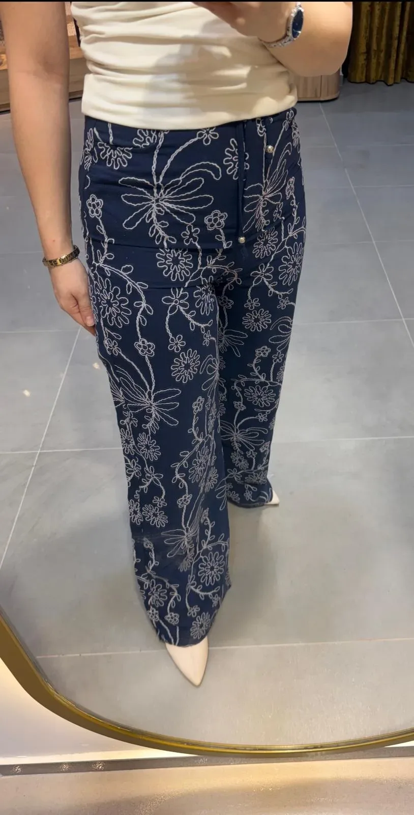 Beyaz Nakış Detaylı Lacivert Pantolon